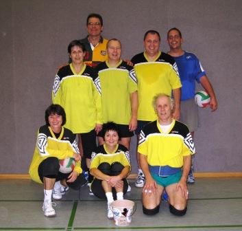 Gruppenbild mit Schorle-Eimer Mannschaftsbild 2009 VTV 2