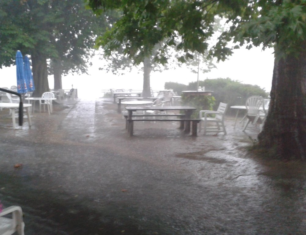 Wolkenbruch Richtung Weiherstrand